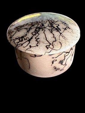 decorative ceramic trinket box/jar with a lid